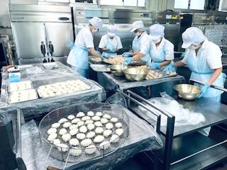 ツナポテトコロッケ、調理員さん総出で作成中です。